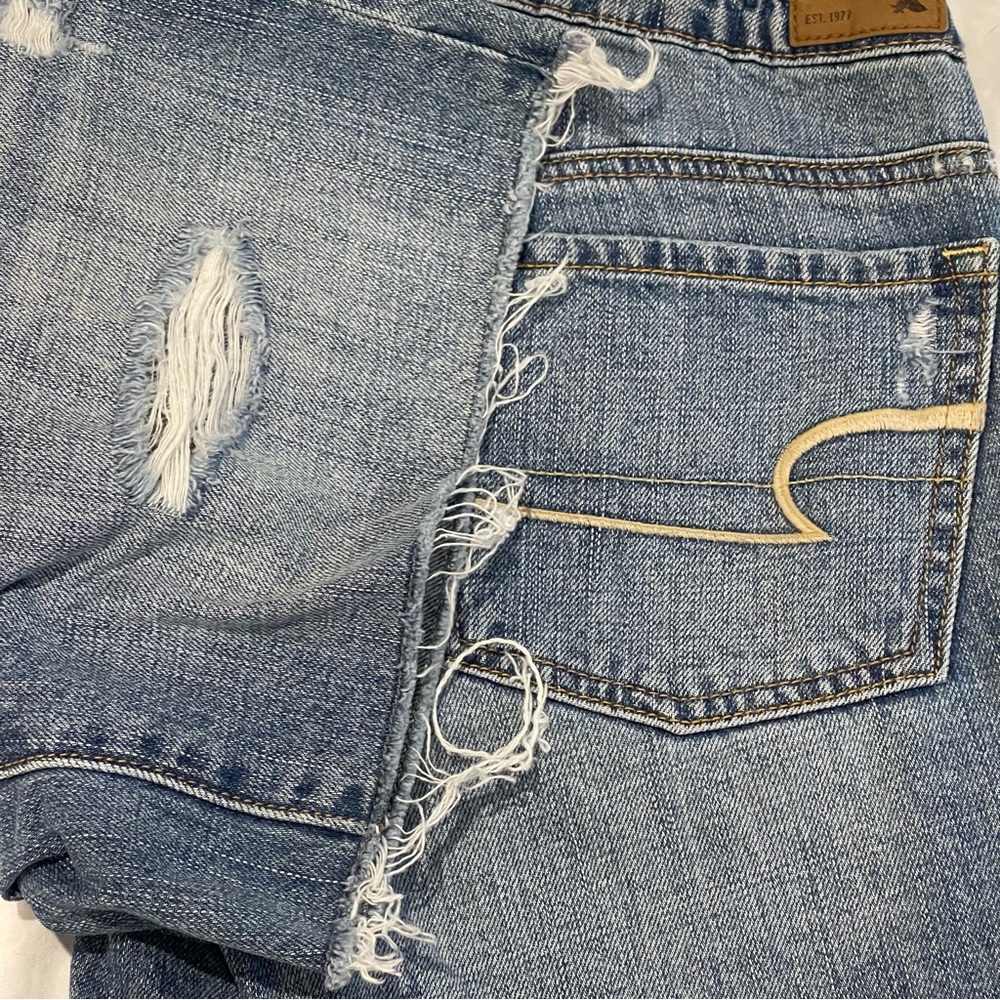 LIKE NEW || AMERICAN EAGLE Midi No Stretch Low Rise Distressed Denim Shorts || 8 - Picture 5 of 12